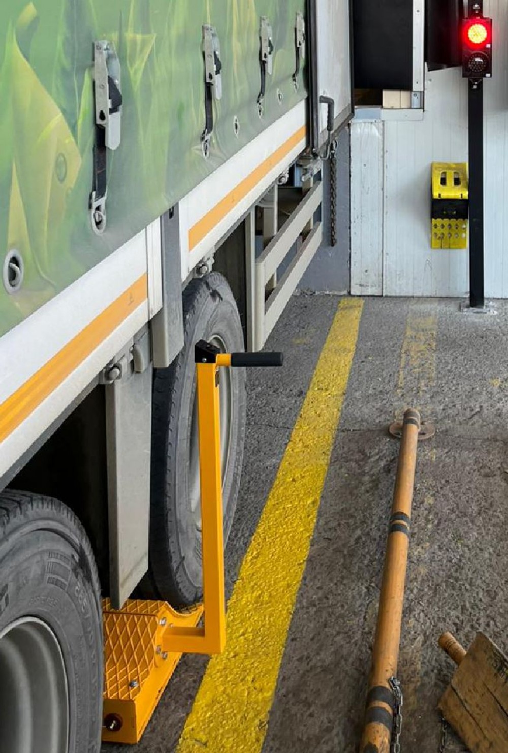 Loading Dock Vehicle Restraint Smart Chock